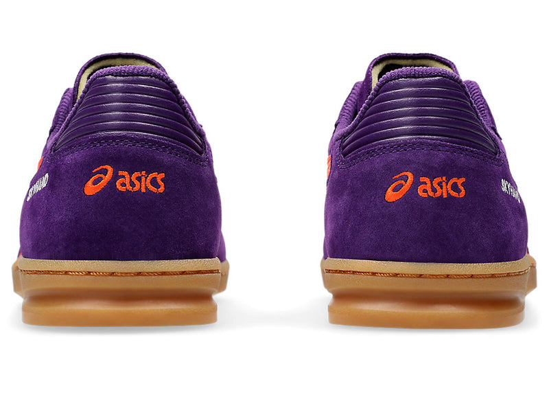 SKYHAND™ OG sneakers with suede paneling, gum outsoles, and modern heel counter, celebrating 1990s handball heritage.


