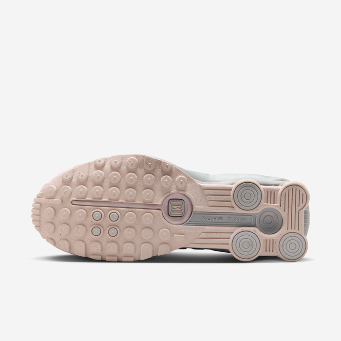 Nike Shox R4 sneaker with synthetic and textile upper, design lines, laser perforations, and Nike Shox cushioning, offering a performance-inspired aesthetic and maximum comfort.