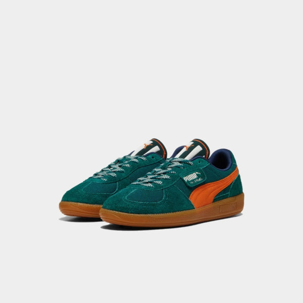 PUMA Palermo terrace shoes showcasing a retro '80s design. Featuring T-toe construction, a classic gum sole, textile upper, hairy suede overlays, speckled laces, and a bold tongue design, these shoes blend vintage charm with contemporary style.


