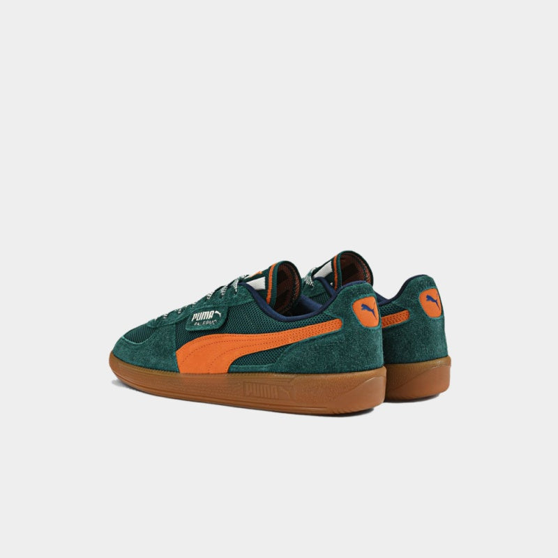 PUMA Palermo terrace shoes showcasing a retro '80s design. Featuring T-toe construction, a classic gum sole, textile upper, hairy suede overlays, speckled laces, and a bold tongue design, these shoes blend vintage charm with contemporary style.


