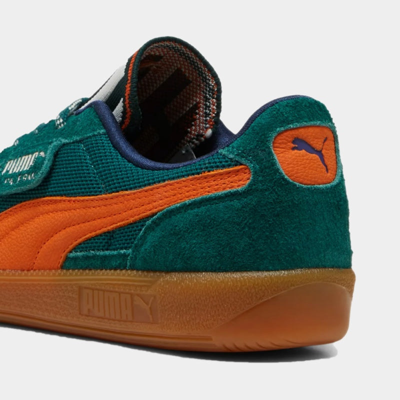 PUMA Palermo terrace shoes showcasing a retro '80s design. Featuring T-toe construction, a classic gum sole, textile upper, hairy suede overlays, speckled laces, and a bold tongue design, these shoes blend vintage charm with contemporary style.


