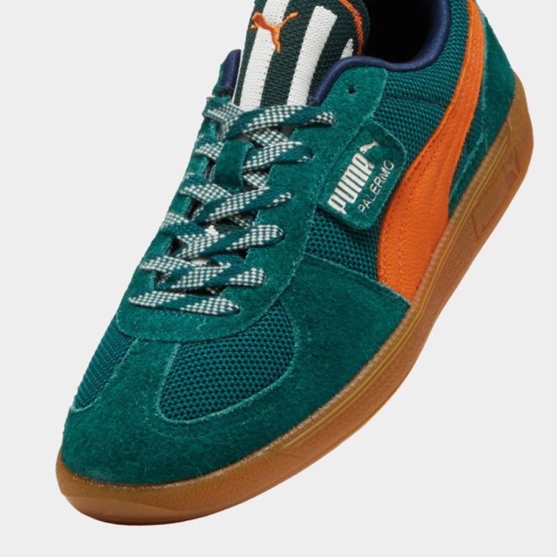 PUMA Palermo terrace shoes showcasing a retro '80s design. Featuring T-toe construction, a classic gum sole, textile upper, hairy suede overlays, speckled laces, and a bold tongue design, these shoes blend vintage charm with contemporary style.


