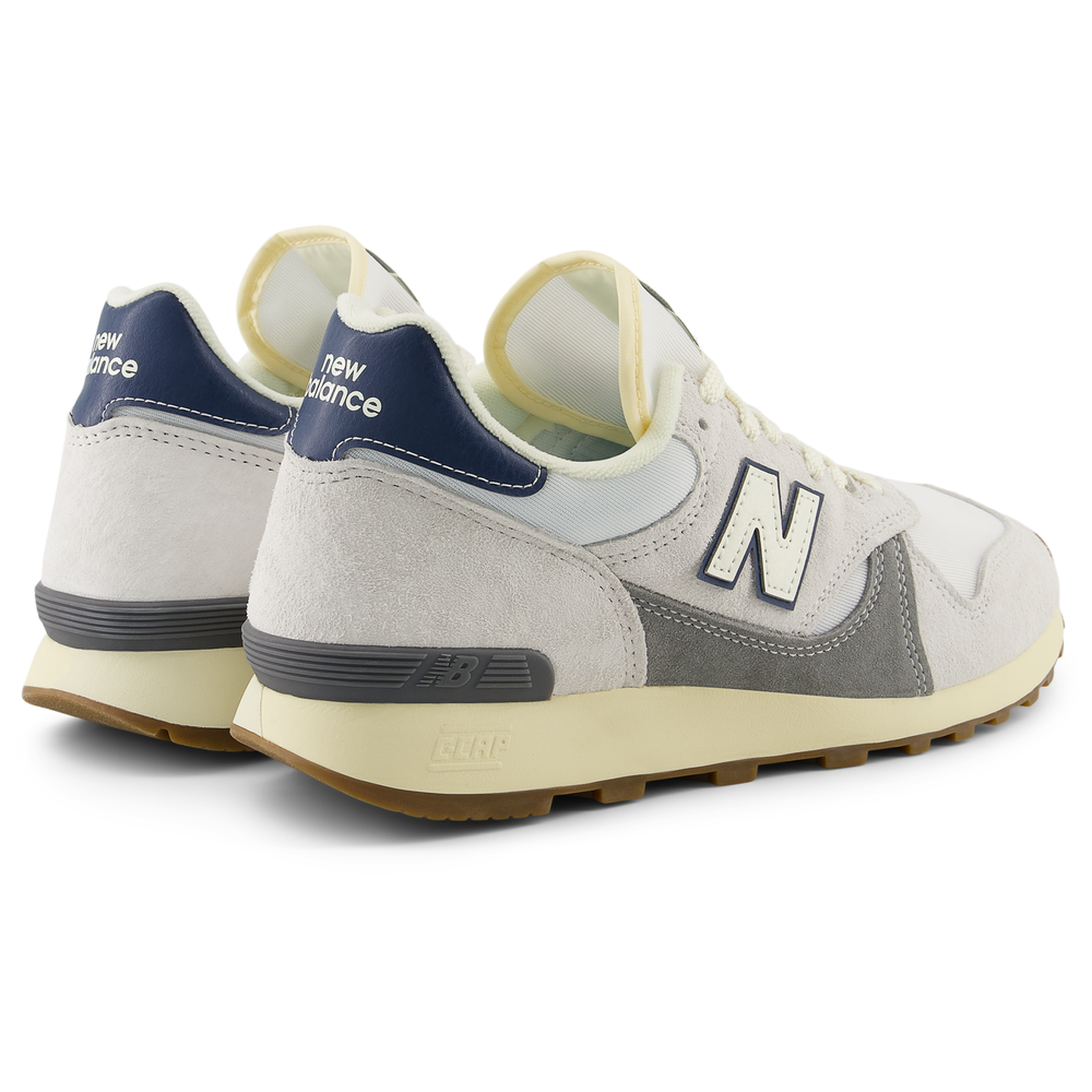 New Balance 475 sneakers with a suede and mesh upper, C-CAP cushioned midsole, and reflective details for enhanced comfort and visibility.
