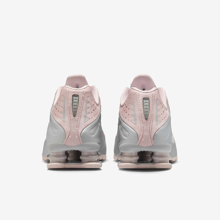Nike Shox R4 sneaker with synthetic and textile upper, design lines, laser perforations, and Nike Shox cushioning, offering a performance-inspired aesthetic and maximum comfort.