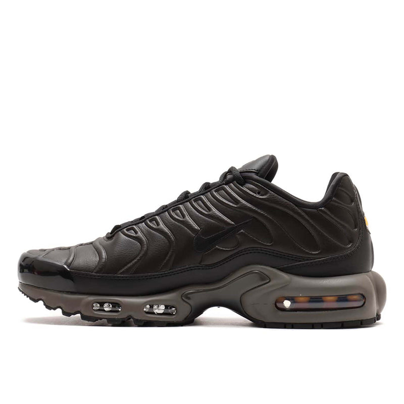 Air Max Plus sneaker in Black Tea synthetic leather with rippling design, Petra Brown-painted midsole, Max Air units, glossy finishes, and plated Swoosh logos