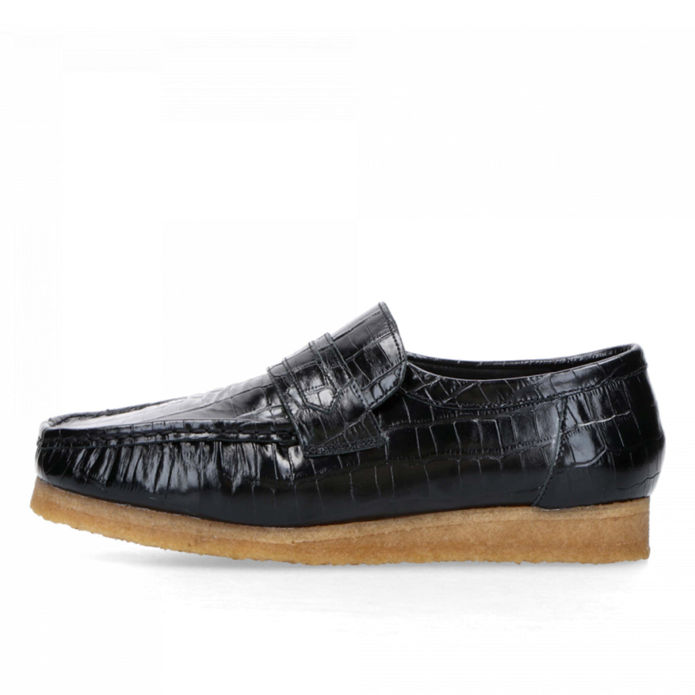 Clarks Originals moccasins in natural leather with stiffened toe and reinforced heel counter, showcasing comfort and durability.