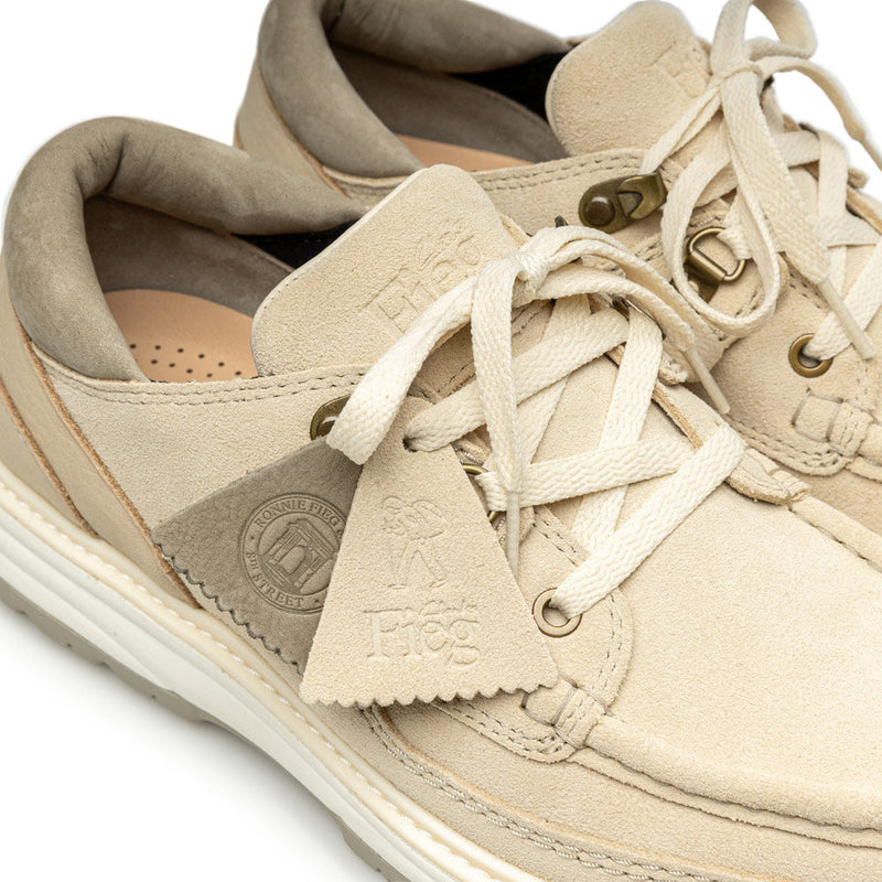 8th St by Ronnie Fieg x Clarks Originals Sunderland in Chalk, featuring C.F. Stead suede, nubuck collar, brass hardware, and a cleated rubber outsole.