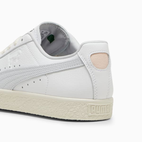 PUMA Clyde sneakers featuring a sleek leather upper, representing the iconic style and basketball heritage of Walt "Clyde" Frazier. A timeless design that blends fashion and culture, perfect for any sneaker enthusiast.


