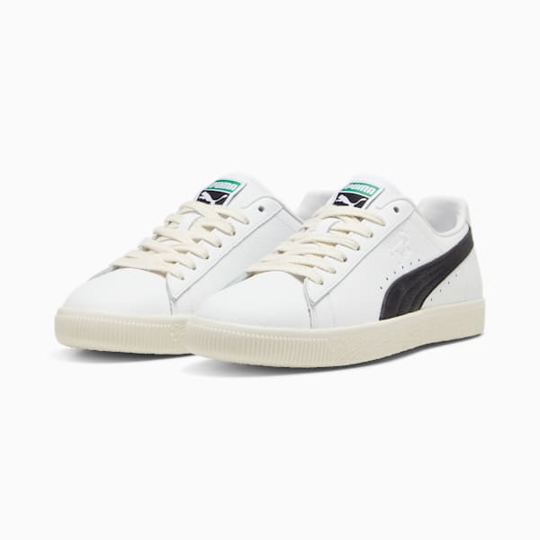 PUMA Clyde sneakers featuring a sleek leather upper, representing the iconic style and basketball heritage of Walt "Clyde" Frazier. A timeless design that blends fashion and culture, perfect for any sneaker enthusiast.


