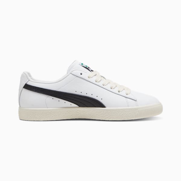 PUMA Clyde sneakers featuring a sleek leather upper, representing the iconic style and basketball heritage of Walt "Clyde" Frazier. A timeless design that blends fashion and culture, perfect for any sneaker enthusiast.


