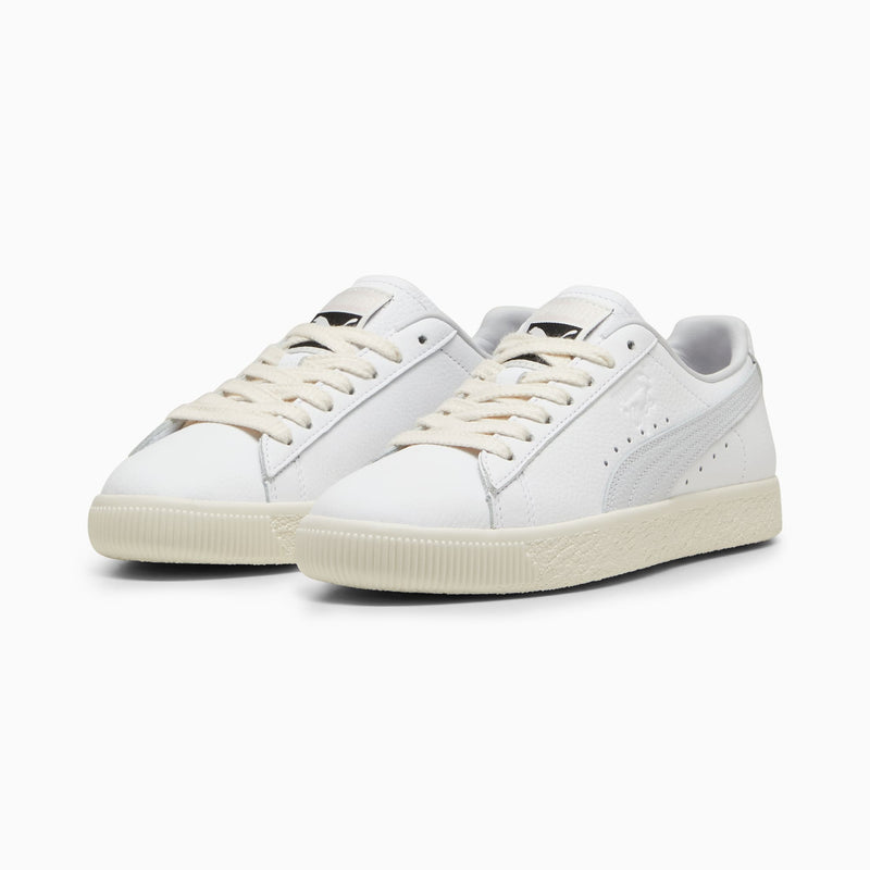 PUMA Clyde sneakers featuring a sleek leather upper, representing the iconic style and basketball heritage of Walt "Clyde" Frazier. A timeless design that blends fashion and culture, perfect for any sneaker enthusiast.


