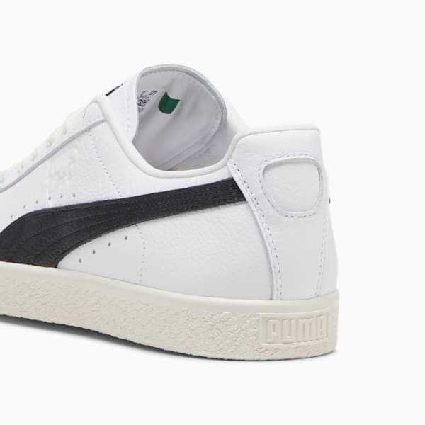 PUMA Clyde sneakers featuring a sleek leather upper, representing the iconic style and basketball heritage of Walt "Clyde" Frazier. A timeless design that blends fashion and culture, perfect for any sneaker enthusiast.


