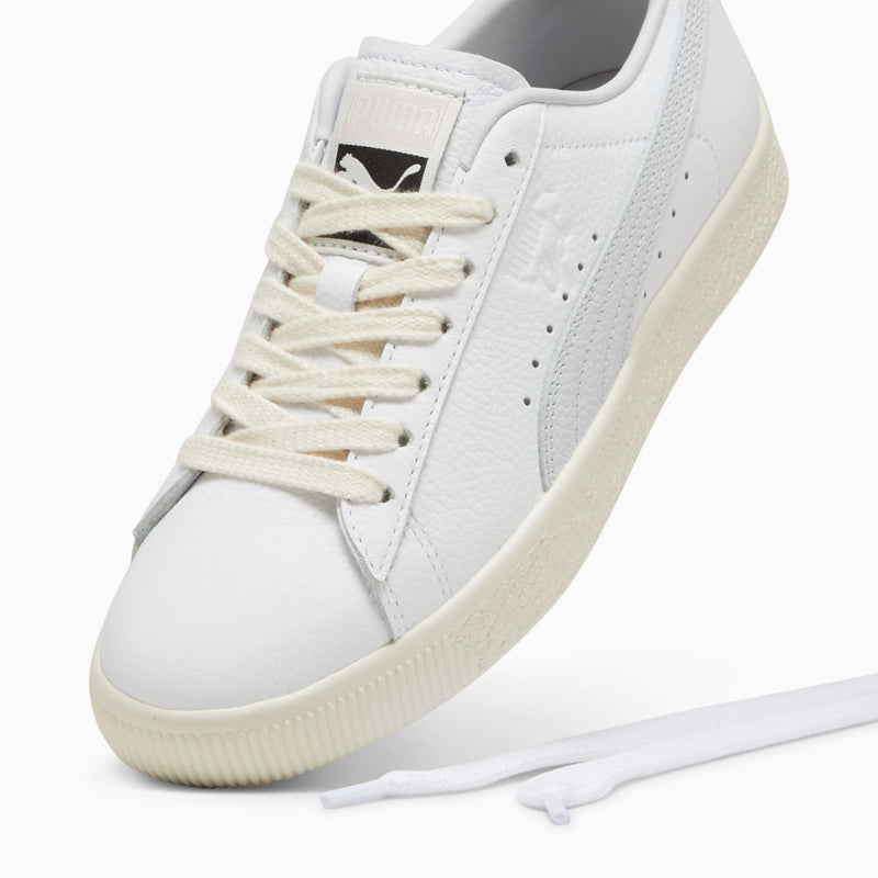 PUMA Clyde sneakers featuring a sleek leather upper, representing the iconic style and basketball heritage of Walt "Clyde" Frazier. A timeless design that blends fashion and culture, perfect for any sneaker enthusiast.


