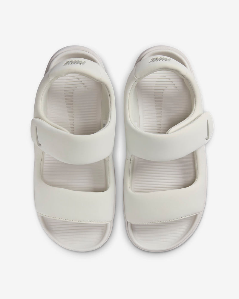Wherever you go on your day of relaxation, you will have a calm and relaxing day. These oversized design sandals are made from soft yet responsive foam, making them easy to wear and versatile. 