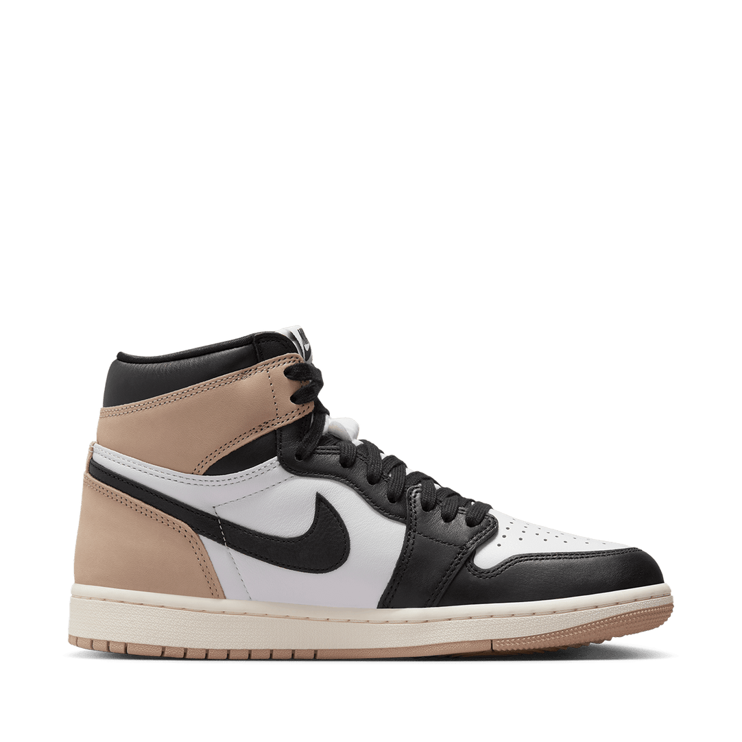 AJ1 High sneaker, inspired by the perfect latte. Smooth leather in black and tan hues. 