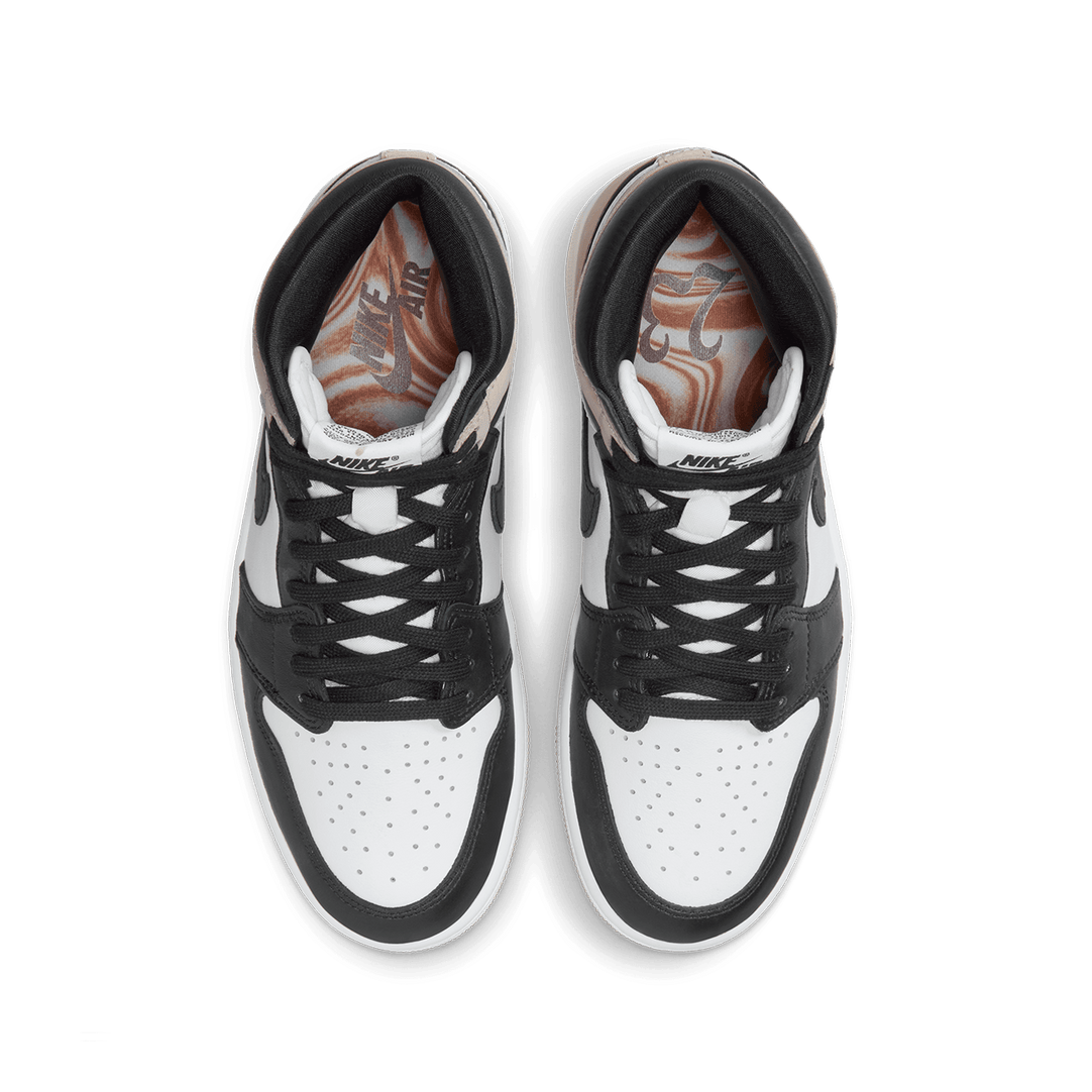 AJ1 High sneaker, inspired by the perfect latte. Smooth leather in black and tan hues. 