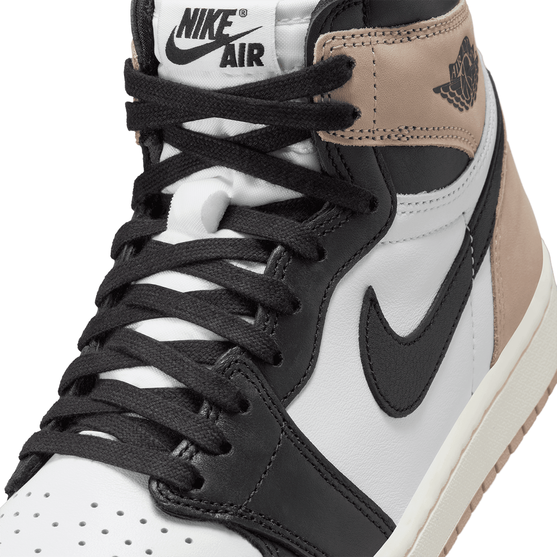 AJ1 High sneaker, inspired by the perfect latte. Smooth leather in black and tan hues. 