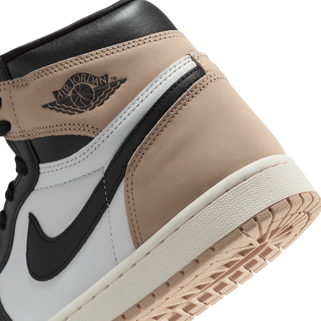 AJ1 High sneaker, inspired by the perfect latte. Smooth leather in black and tan hues. 