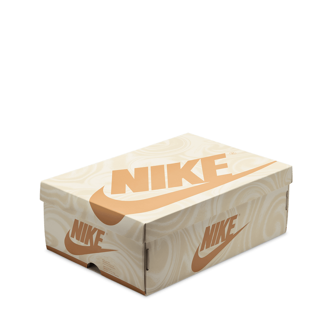 AJ1 High sneaker, inspired by the perfect latte. Smooth leather in black and tan hues. 