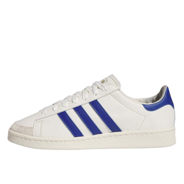 Adidas low-cut basketball shoes in smooth leather with rubber outsole, honoring the legendary style of a basketball icon.