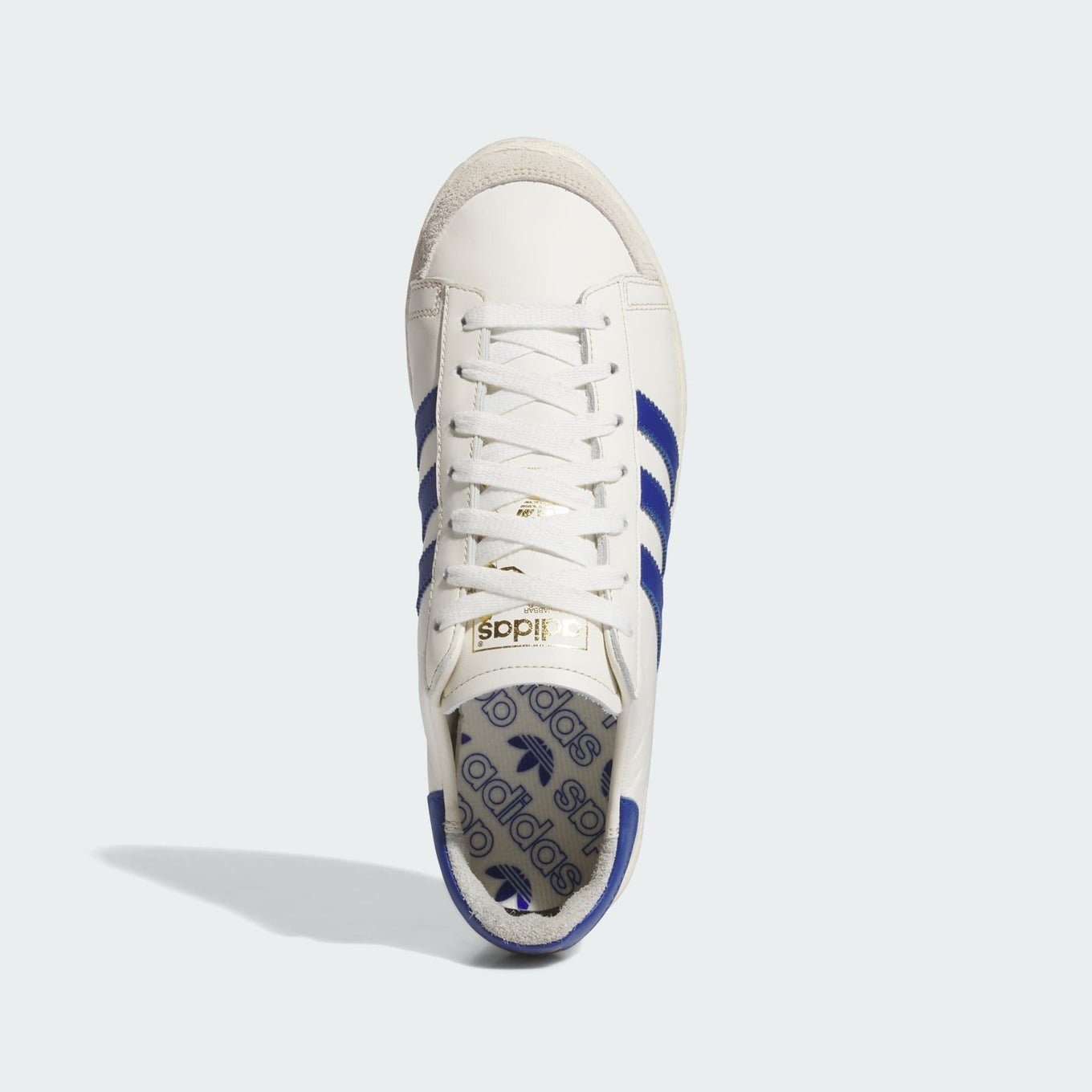 Adidas low-cut basketball shoes in smooth leather with rubber outsole, honoring the legendary style of a basketball icon.
