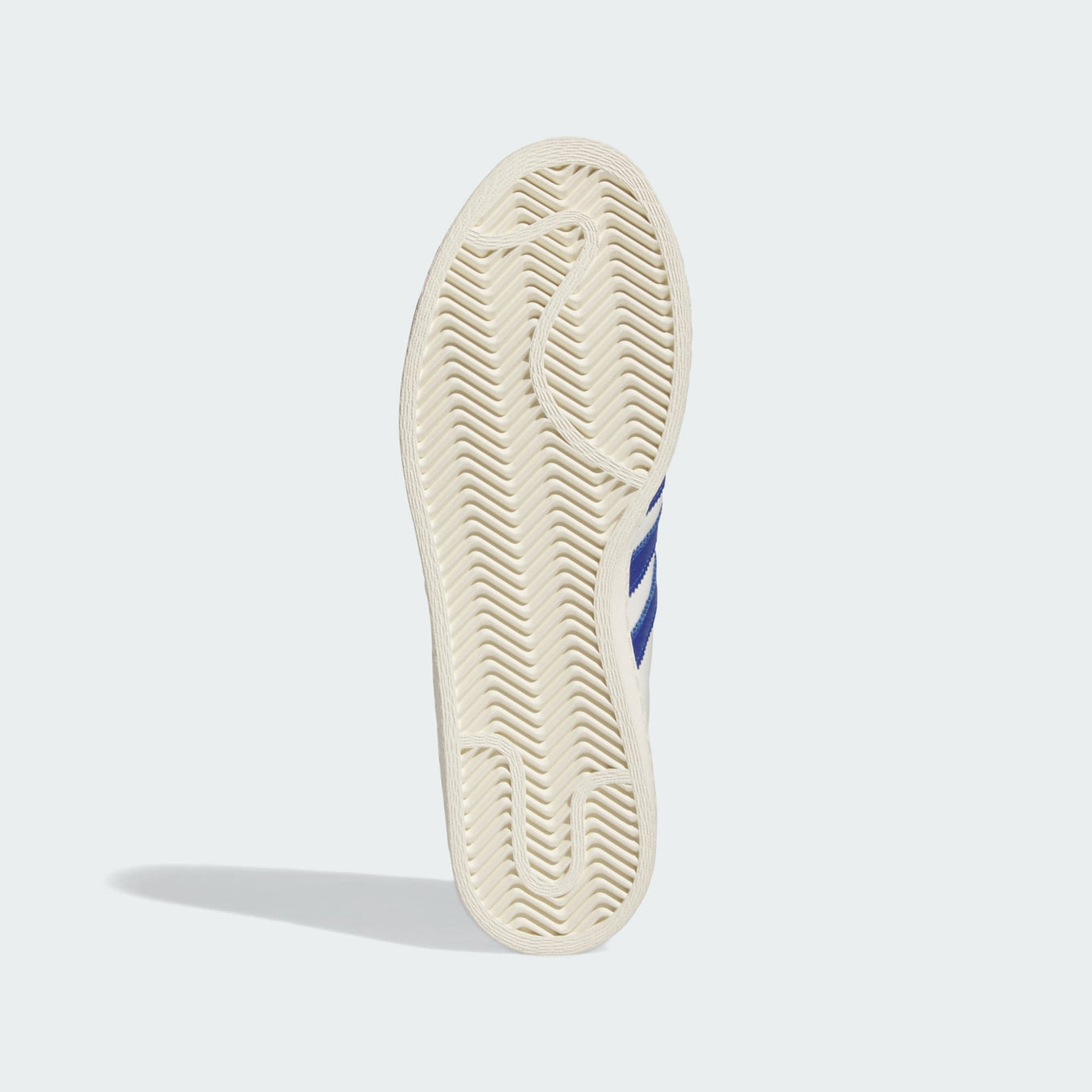 Adidas low-cut basketball shoes in smooth leather with rubber outsole, honoring the legendary style of a basketball icon.