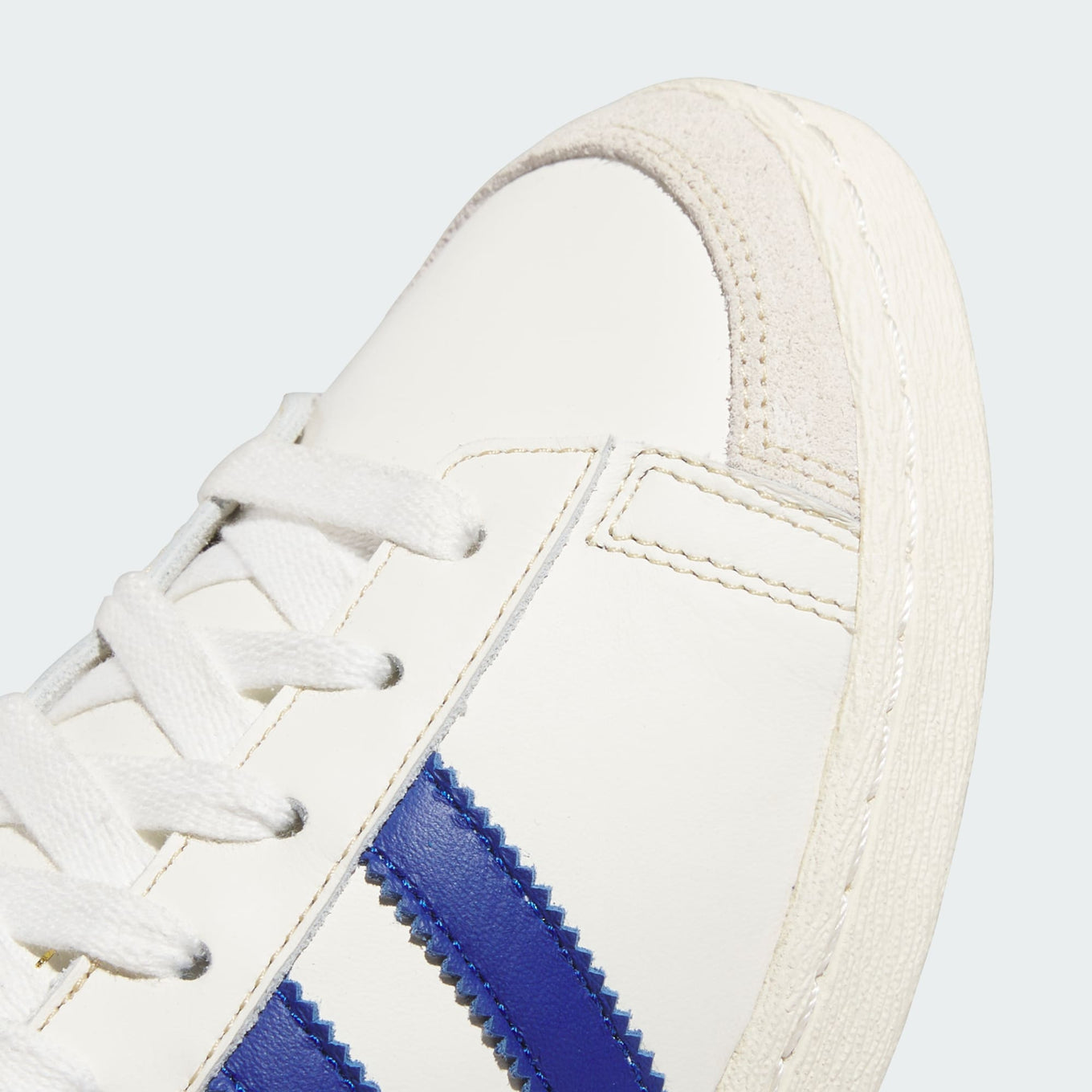 Adidas low-cut basketball shoes in smooth leather with rubber outsole, honoring the legendary style of a basketball icon.