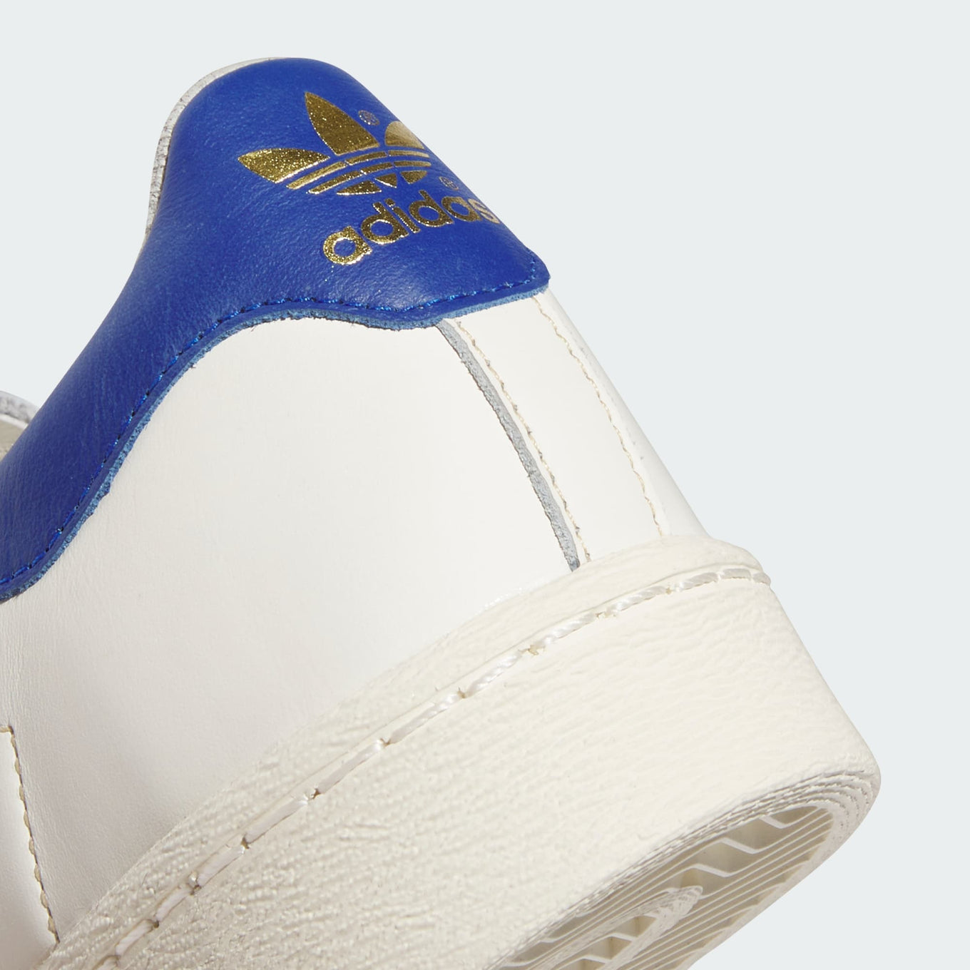 Adidas low-cut basketball shoes in smooth leather with rubber outsole, honoring the legendary style of a basketball icon.