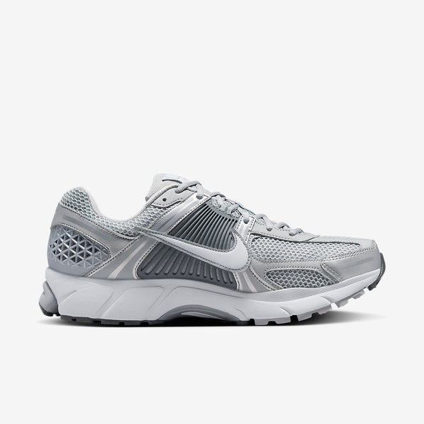 Nike Zoom Vomero with Wolf Grey, White, Metallic Silver, Cool Grey, and Metallic Platinum tones, featuring a breathable mesh upper, leather overlays, plastic lace cage, honeycomb heel counter, and 3M reflective accents.