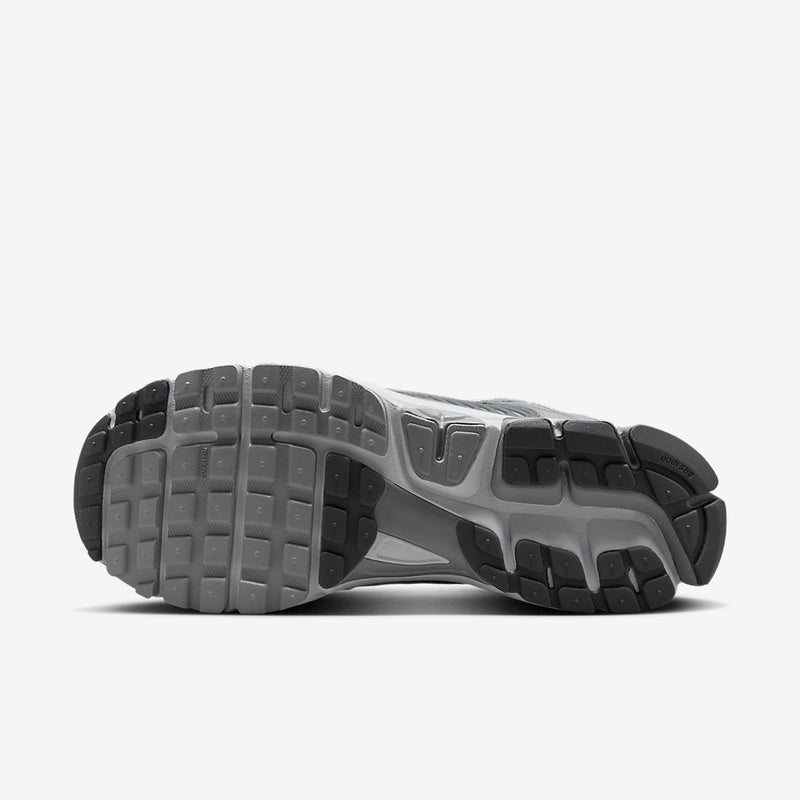 Nike Zoom Vomero with Wolf Grey, White, Metallic Silver, Cool Grey, and Metallic Platinum tones, featuring a breathable mesh upper, leather overlays, plastic lace cage, honeycomb heel counter, and 3M reflective accents.