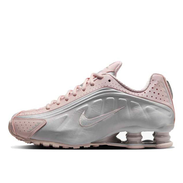 Nike Shox R4 sneaker with synthetic and textile upper, design lines, laser perforations, and Nike Shox cushioning, offering a performance-inspired aesthetic and maximum comfort.