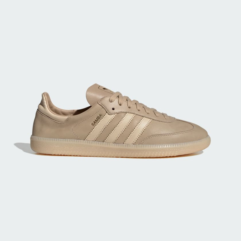 Adidas Samba Decon shoes in smooth leather, showcasing a lightweight and flexible design for everyday use.


