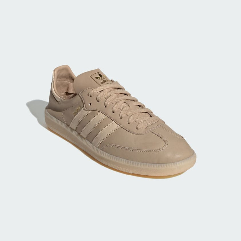 Adidas Samba Decon shoes in smooth leather, showcasing a lightweight and flexible design for everyday use.


