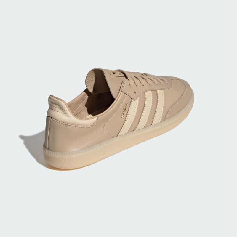 Adidas Samba Decon shoes in smooth leather, showcasing a lightweight and flexible design for everyday use.


