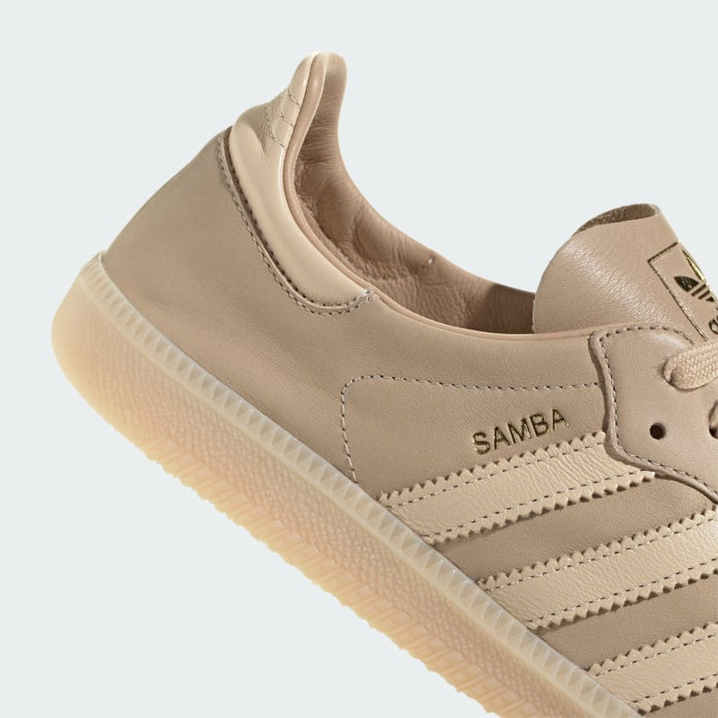 Adidas Samba Decon shoes in smooth leather, showcasing a lightweight and flexible design for everyday use.


