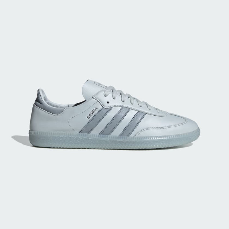 Adidas Samba Decon shoes in smooth leather, showcasing a lightweight and flexible design for everyday use.


