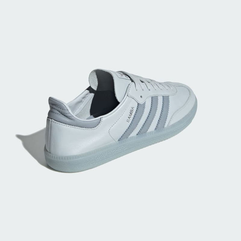 Adidas Samba Decon shoes in smooth leather, showcasing a lightweight and flexible design for everyday use.


