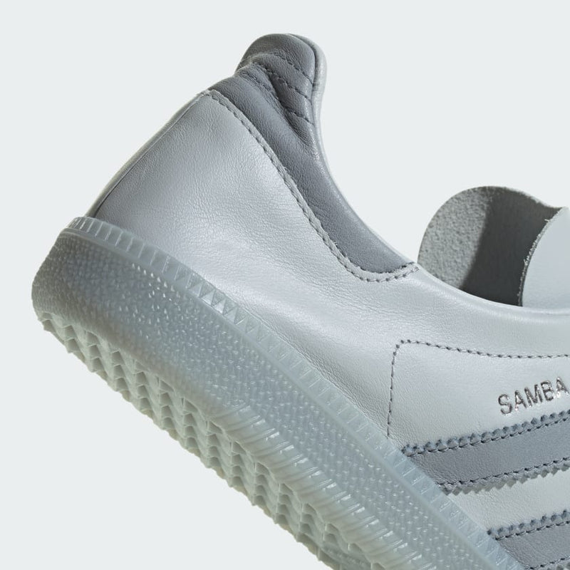 Adidas Samba Decon shoes in smooth leather, showcasing a lightweight and flexible design for everyday use.


