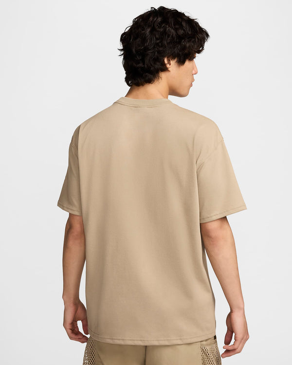 Airy and sustainable tee with lung-shaped graphic, ideal for outdoor comfort, crafted from 100% sustainable materials.