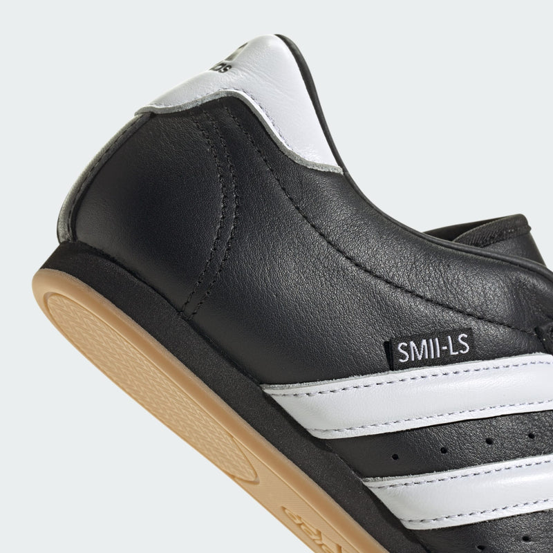 Adidas Taekwondo shoes in soft leather with slip-on design, featuring bold 3-Stripes, unique forefoot stitching, and low-profile rubber outsole.


