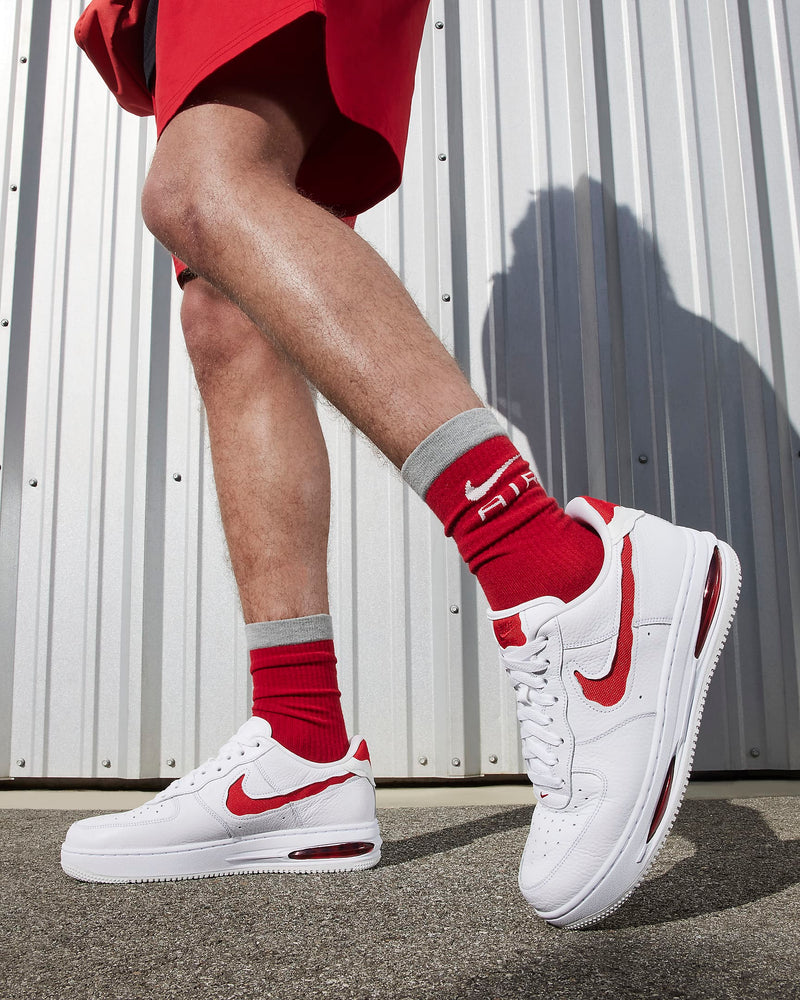 Comfortable, durable and timeless—it's number 1 for a reason. Cutaway details expose a premium textile Swoosh logo and full-length Air units in the outsole, revealing the Air Force 1 in a new way.