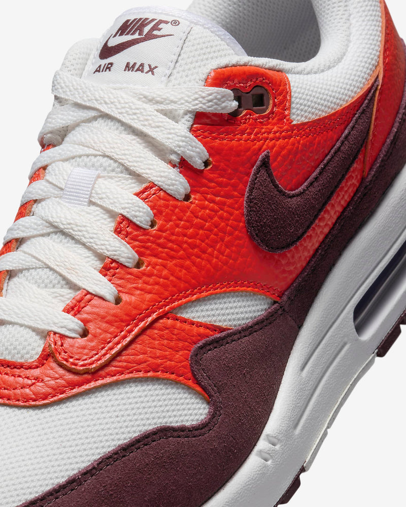 AIR MAX: Iconic sneaker with a wavy mudguard and cushioning, inspired by French architecture, and the first to feature Air technology since 1987.