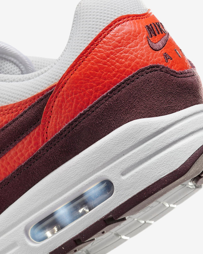 AIR MAX: Iconic sneaker with a wavy mudguard and cushioning, inspired by French architecture, and the first to feature Air technology since 1987.