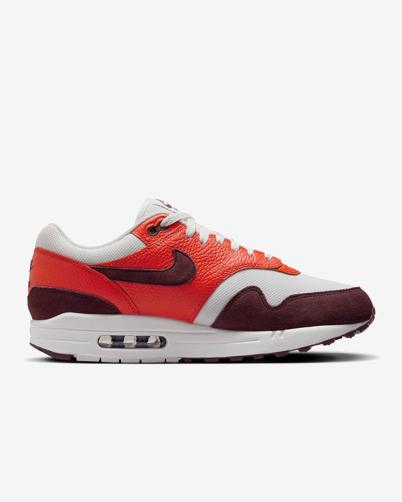 AIR MAX: Iconic sneaker with a wavy mudguard and cushioning, inspired by French architecture, and the first to feature Air technology since 1987.