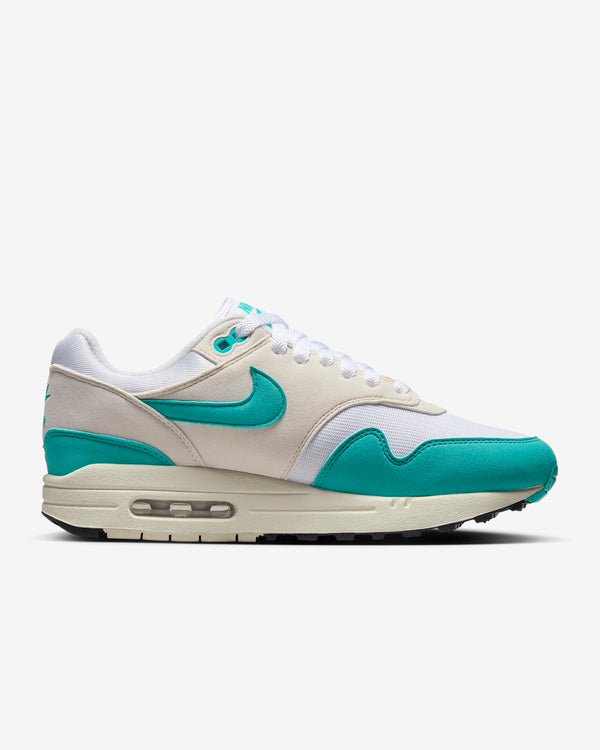 Introducing the leader of the pack: the Air Max 1. Combining timeless design with cushioned comfort, this classic icon features a fast-paced look, wavy mudguard, and Nike Air technology. 