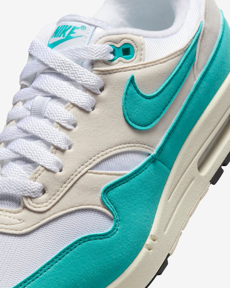 Introducing the leader of the pack: the Air Max 1. Combining timeless design with cushioned comfort, this classic icon features a fast-paced look, wavy mudguard, and Nike Air technology. 