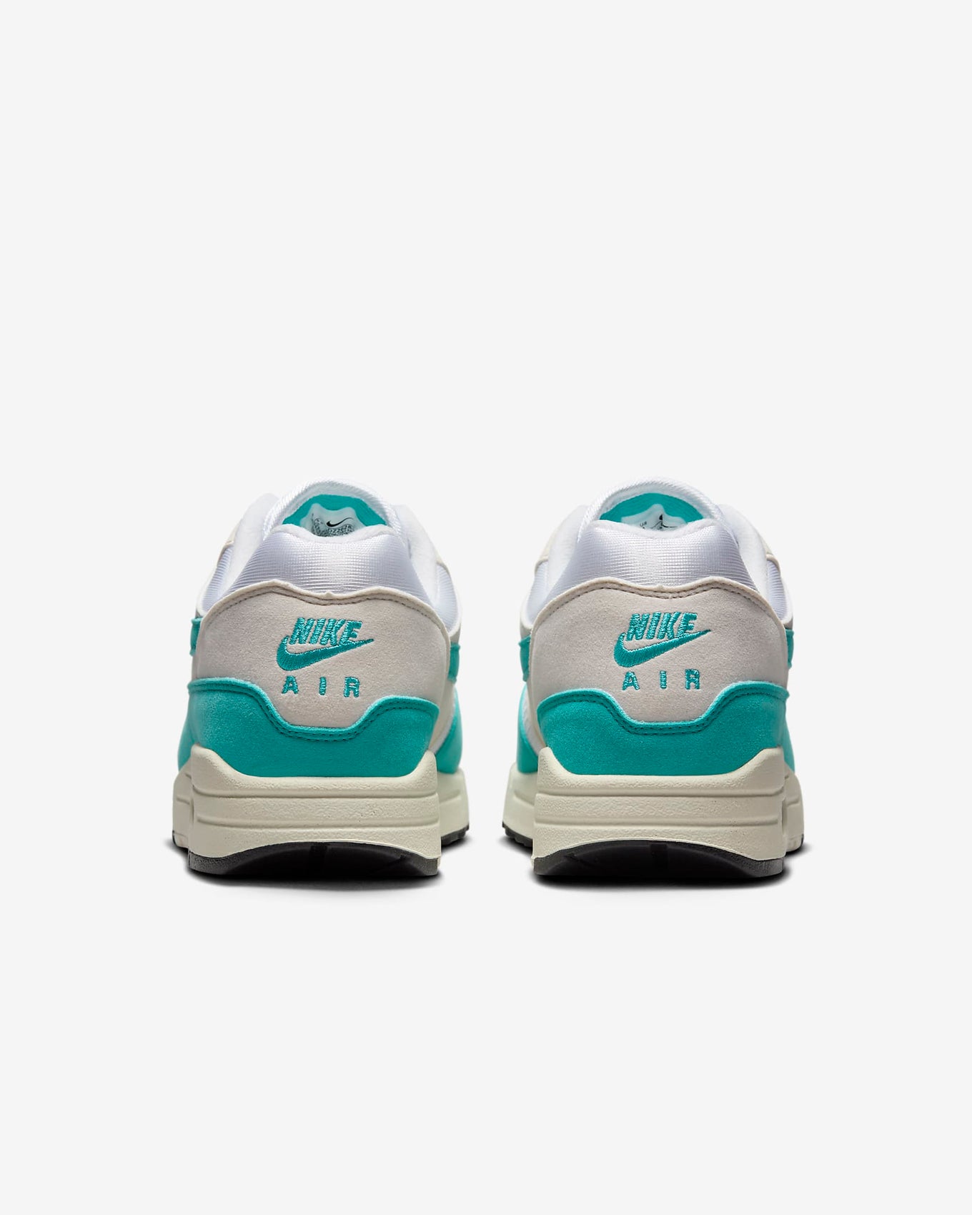 Introducing the leader of the pack: the Air Max 1. Combining timeless design with cushioned comfort, this classic icon features a fast-paced look, wavy mudguard, and Nike Air technology. 