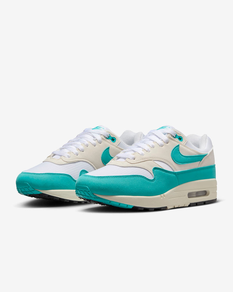 Introducing the leader of the pack: the Air Max 1. Combining timeless design with cushioned comfort, this classic icon features a fast-paced look, wavy mudguard, and Nike Air technology. 