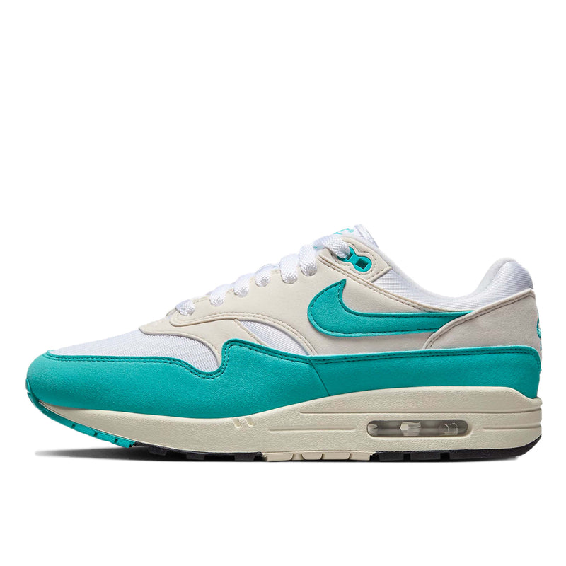 Introducing the leader of the pack: the Air Max 1. Combining timeless design with cushioned comfort, this classic icon features a fast-paced look, wavy mudguard, and Nike Air technology. 