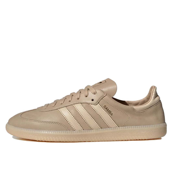 Adidas Samba Decon shoes in smooth leather, showcasing a lightweight and flexible design for everyday use.
